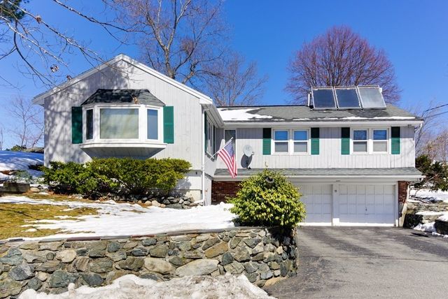 39 Locust St, Burlington, MA 01803