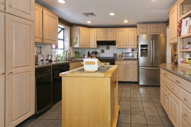 39 Locust St, Burlington, MA 01803