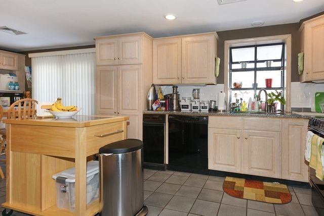 39 Locust St, Burlington, MA 01803