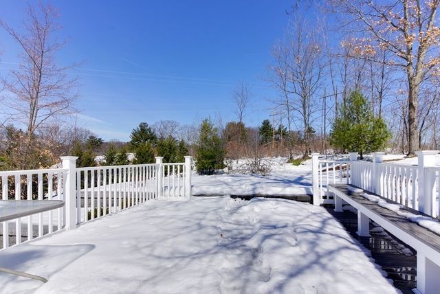 39 Locust St, Burlington, MA 01803