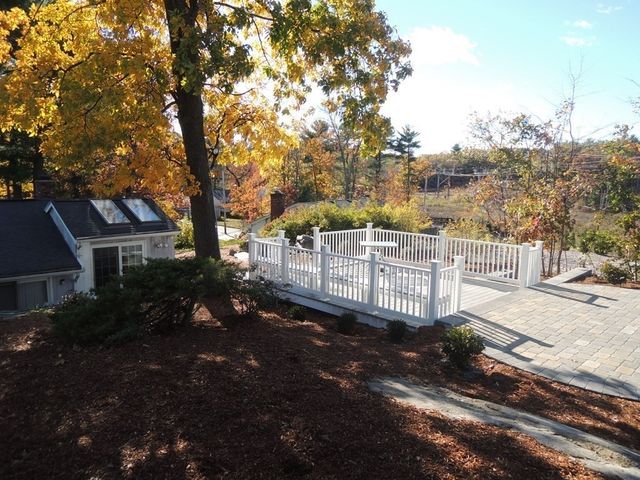 39 Locust St, Burlington, MA 01803