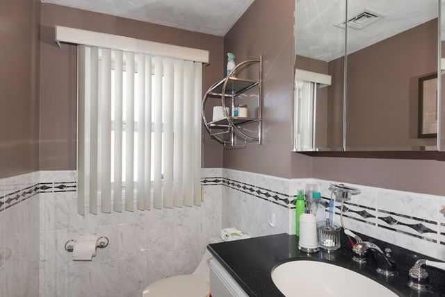 39 Locust St, Burlington, MA 01803