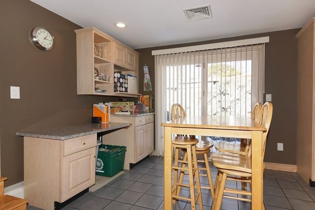 39 Locust St, Burlington, MA 01803