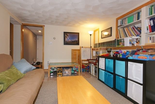 39 Locust St, Burlington, MA 01803