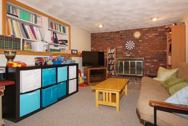 39 Locust St, Burlington, MA 01803