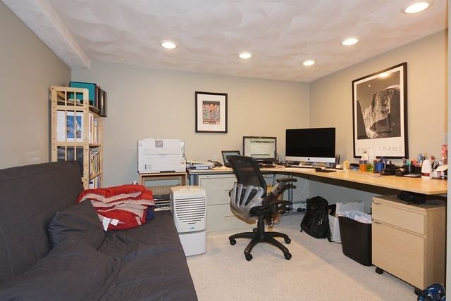 39 Locust St, Burlington, MA 01803