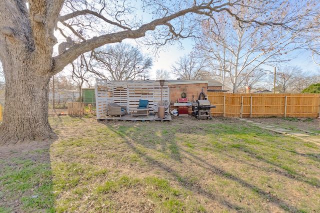 517 W Lamar Street, Alvord, TX 76225
