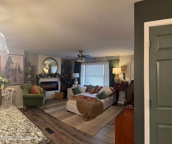 3460 Heatherfield Dr, Louisville, KY 40216