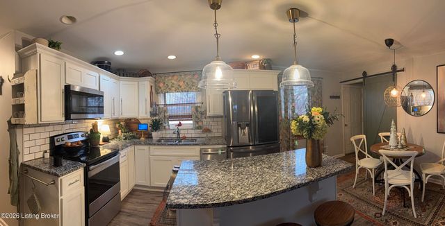 3460 Heatherfield Dr, Louisville, KY 40216