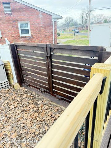 3460 Heatherfield Dr, Louisville, KY 40216