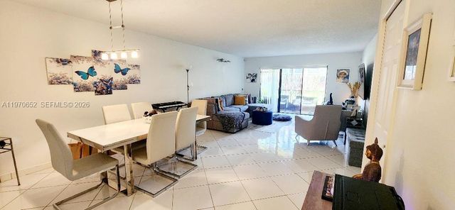 327 Lakeview Drive 103, Weston, FL 33326