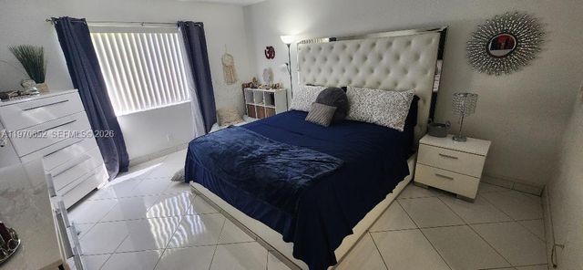 327 Lakeview Drive 103, Weston, FL 33326