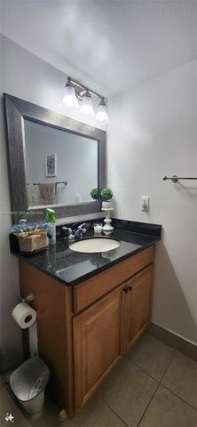 327 Lakeview Drive 103, Weston, FL 33326