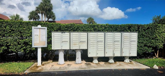 327 Lakeview Drive 103, Weston, FL 33326