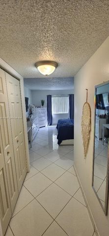 327 Lakeview Drive 103, Weston, FL 33326