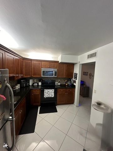 327 Lakeview Drive 103, Weston, FL 33326