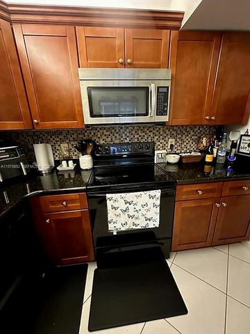 327 Lakeview Drive 103, Weston, FL 33326