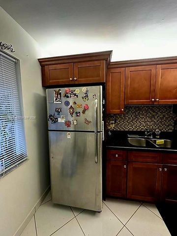 327 Lakeview Drive 103, Weston, FL 33326