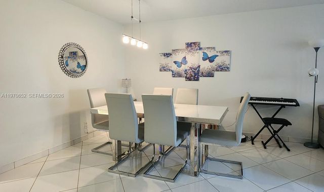 327 Lakeview Drive 103, Weston, FL 33326