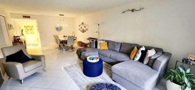 327 Lakeview Drive 103, Weston, FL 33326