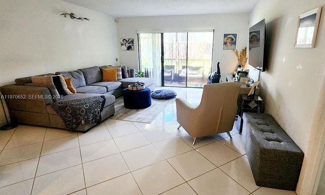 327 Lakeview Drive 103, Weston, FL 33326
