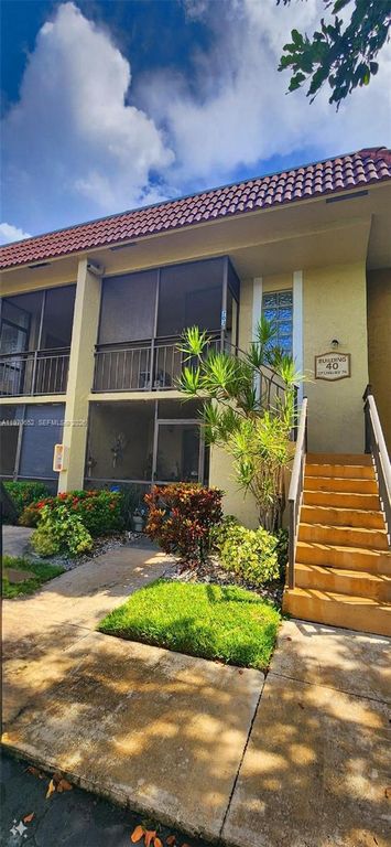 327 Lakeview Drive 103, Weston, FL 33326