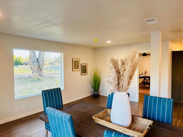 11 Avenida Alegre, Los Lunas, NM 87031