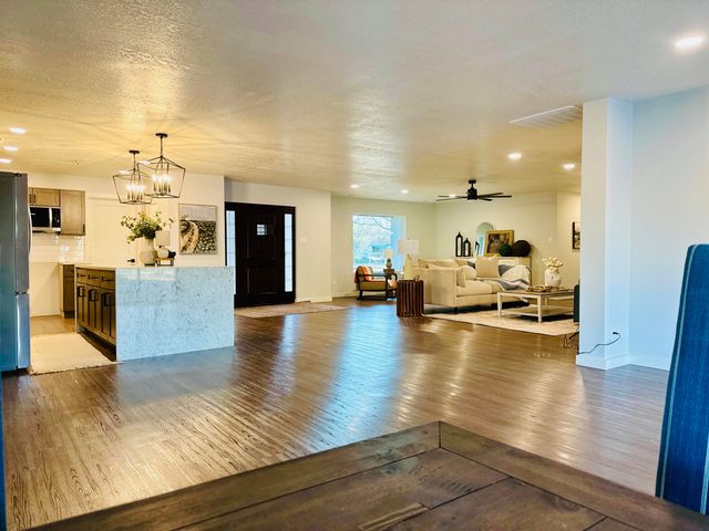 11 Avenida Alegre, Los Lunas, NM 87031