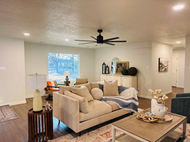 11 Avenida Alegre, Los Lunas, NM 87031