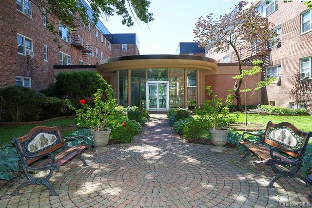 6-8 wooleys Lane B34, Great Neck, NY 11023