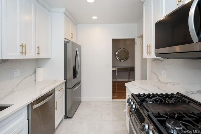 6-8 wooleys Lane B34, Great Neck, NY 11023
