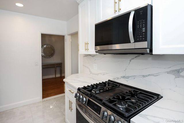 6-8 wooleys Lane B34, Great Neck, NY 11023
