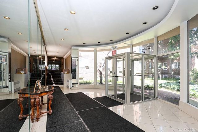 6-8 wooleys Lane B34, Great Neck, NY 11023