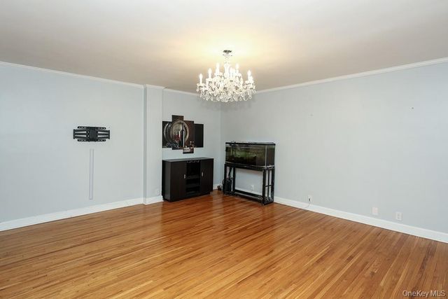 6-8 wooleys Lane B34, Great Neck, NY 11023