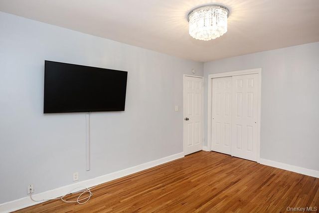 6-8 wooleys Lane B34, Great Neck, NY 11023