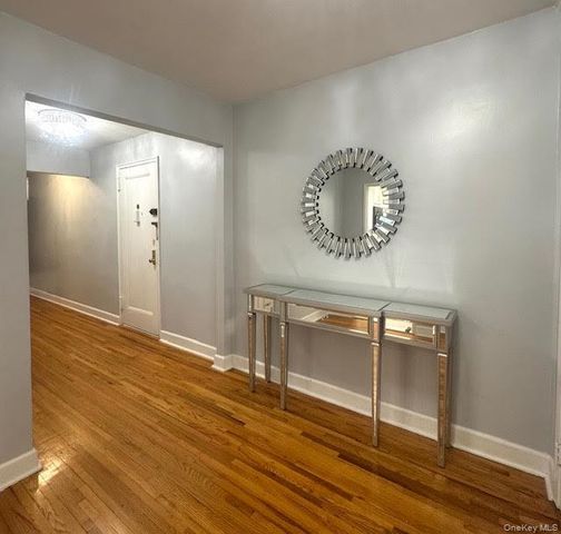 6-8 wooleys Lane B34, Great Neck, NY 11023