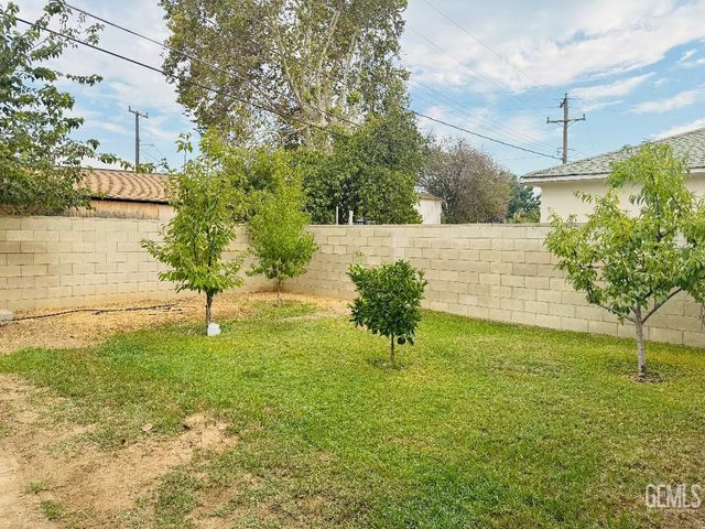 1337 Castaic Avenue, Bakersfield, CA 93308