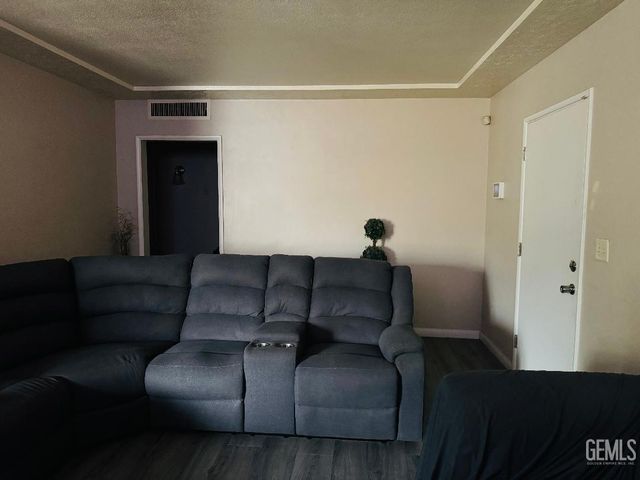 1337 Castaic Avenue, Bakersfield, CA 93308