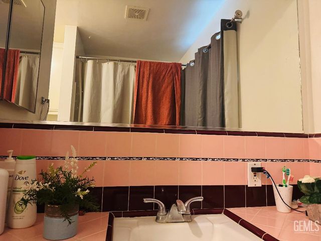 1337 Castaic Avenue, Bakersfield, CA 93308