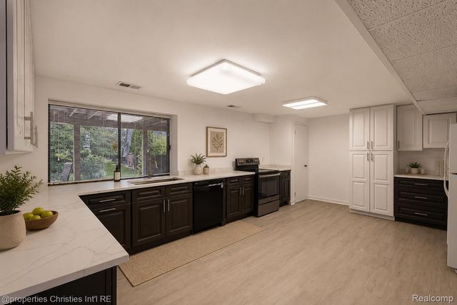 4802 Panorama Circle, West Bloomfield Charter Township, MI 48323