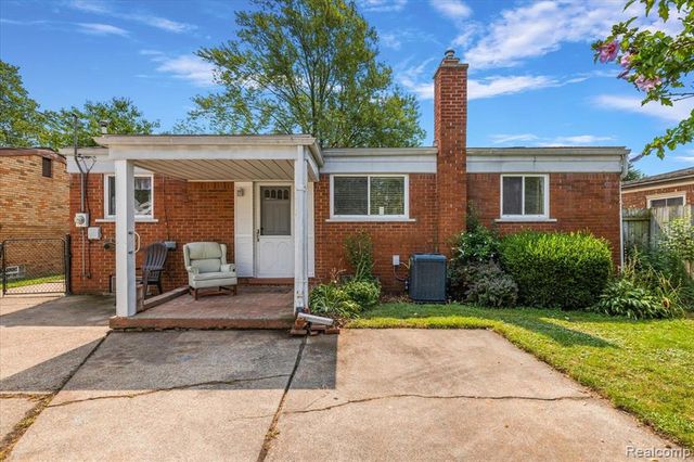21513 Willow Wisp Street, Saint Clair Shores, MI 48082