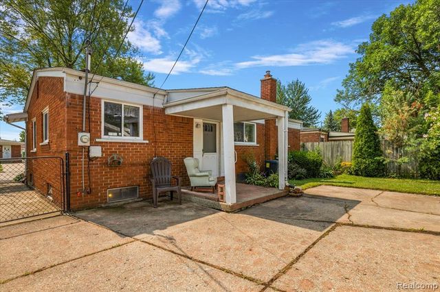 21513 Willow Wisp Street, Saint Clair Shores, MI 48082