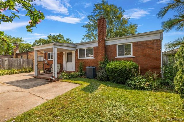 21513 Willow Wisp Street, Saint Clair Shores, MI 48082