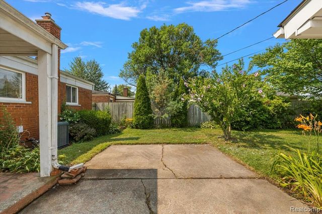 21513 Willow Wisp Street, Saint Clair Shores, MI 48082