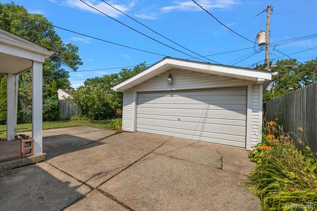21513 Willow Wisp Street, Saint Clair Shores, MI 48082