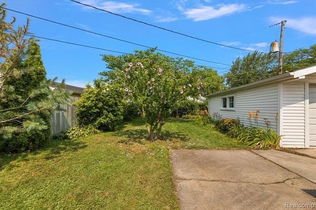 21513 Willow Wisp Street, Saint Clair Shores, MI 48082