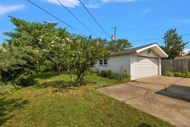 21513 Willow Wisp Street, Saint Clair Shores, MI 48082