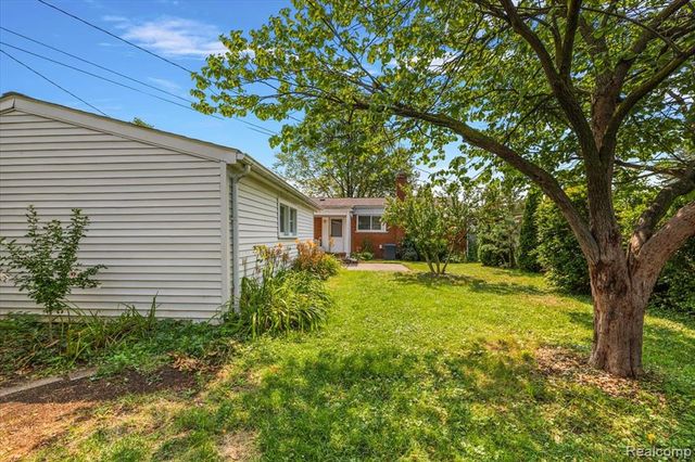 21513 Willow Wisp Street, Saint Clair Shores, MI 48082