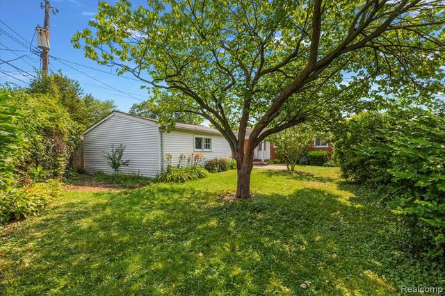 21513 Willow Wisp Street, Saint Clair Shores, MI 48082