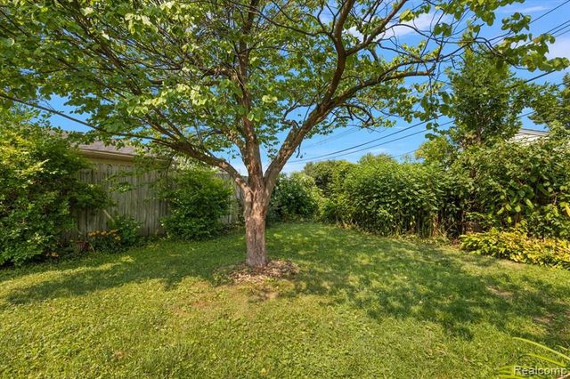 21513 Willow Wisp Street, Saint Clair Shores, MI 48082